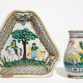 Een polychrome kan, Gmünden, Oostenrijk, 18e eeuw, en een driehoekige schotel, Ferdiš Kostka, Slowakije, ca. 1900