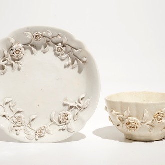 Een kop en schotel met floraal reliëfdecor, porselein, Doccia, Italië, 18e eeuw