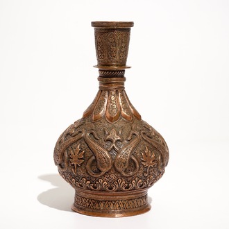Een Islamitische basis voor een waterpijp in bewerkt rood koper, Syrië, ca. 1900