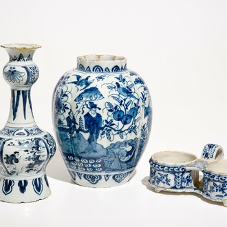 Twee blauwwitte Delftse vazen met chinoiseriedecor en een houder voor olie- en azijnkannetjes, 17e/18e eeuw