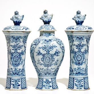 Een groot driedelig blauwwit Delfts kaststel, 18e eeuw
