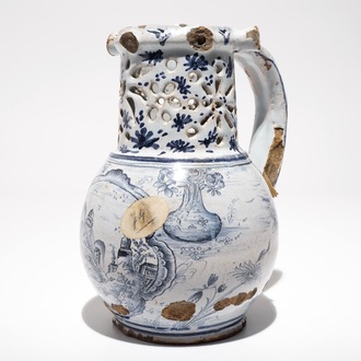 Een blauwwitte puzzelkan in Franse faience, mogelijk Lille, 18e eeuw