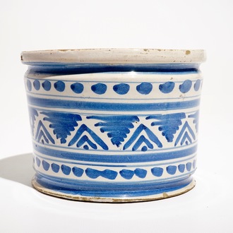 Een blauwwitte majolica albarello of zalfpot met ornamentdecor, Noordelijke Nederlanden, 17e eeuw