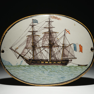 Een polychrome aardewerken plaquette met een driemaster, Frankrijk, 19e eeuw