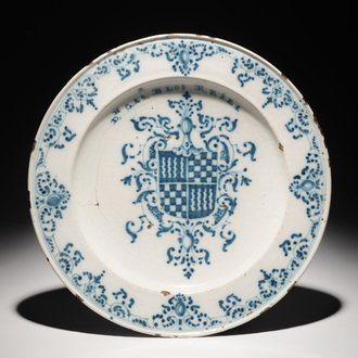 Een blauwwitte wapenschotel met inscriptie, Talavera, Spanje, 18e eeuw
