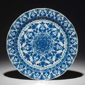 Een blauwwitte Delftse schotel met ornamentdecor, 1e helft 18e eeuw