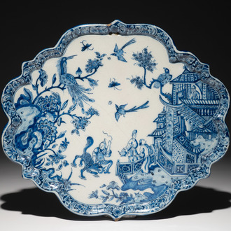 Een fijne blauwwitte Delftse plaquette met chinoiserie decor, 1e helft 18e eeuw