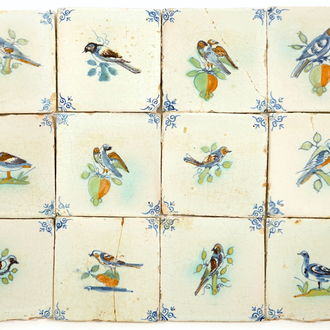 Twaalf polychrome Delftse tegels met vogels, 17e eeuw