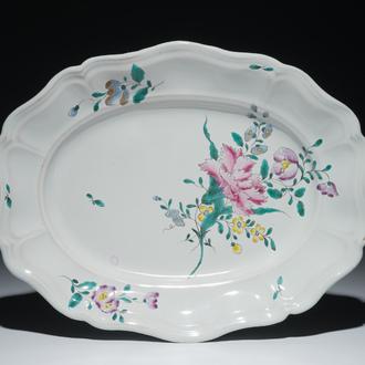 Een ovale schotel met floraal decor in Franse faïence de l'Est, Joseph Hannong, Strasbourg, 18e eeuw