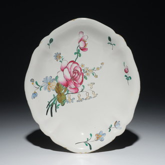 Een ovale schotel met floraal decor in Franse faïence de l'Est, Joseph Hannong, Strasbourg, 18e eeuw