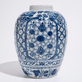 Een blauwwitte Delftse pot met chinoiseriedecor, 17e eeuw