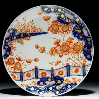 Een Delfts doré bord met chinoiseriedecor, 18e eeuw
