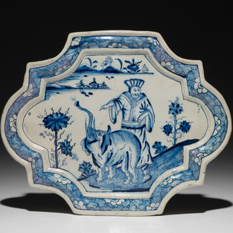 Een blauwwitte Delftse chinoiserie plaquette met een olifant, 18e eeuw