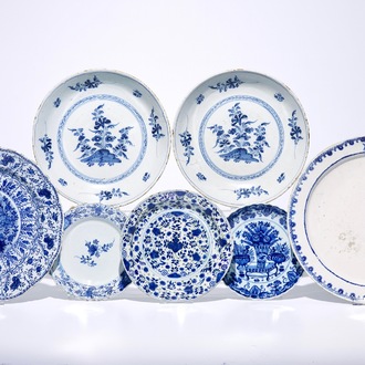 Zeven blauwwitte schotels in Delfts en Frans aardewerk, 18e eeuw