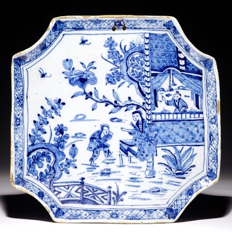 Een blauwwitte Delftse plaquette met chinoiserie decor, 18e eeuw