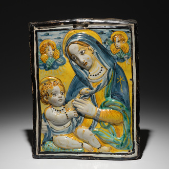 Een rechthoekige Italiaanse majolica plaquette met reliëfdecor van Madonna met kind, Deruta, 17e eeuw