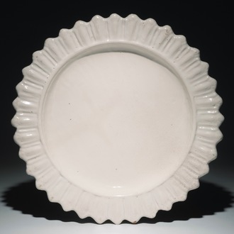 Een grote monochroom witte schotel met reliëfdecor, Marseille, Frankrijk, 17e eeuw