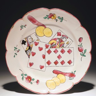 Een bord in Franse faïence met decor van speelkaarten, mog. Ferrat, Moustiers, of Nevers, 18e eeuw