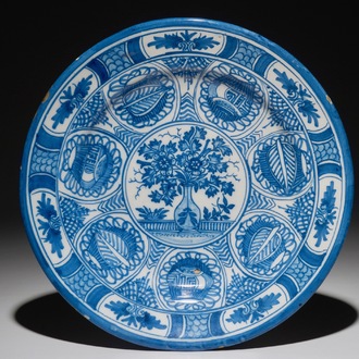 Een blauwwitte Delftse schotel met chinoiseriedecor van bloemvaas in Wanli-stijl, 2e helft 17e eeuw