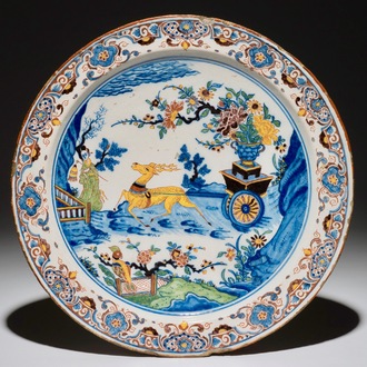 Een fraaie polychrome Delftse chinoiserie schotel, 1e helft 18e eeuw