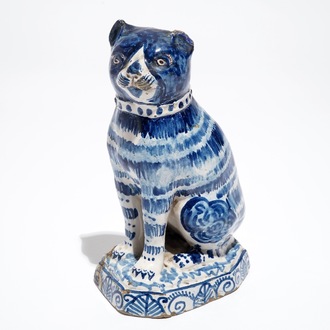 Een blauwwit Delfts model van een kat, 1e helft 19e eeuw