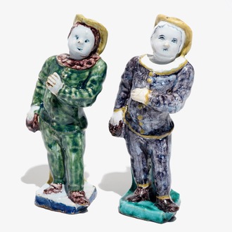 Twee polychrome Brussels aardewerken figuren, 18e eeuw