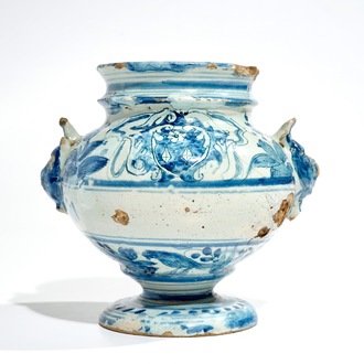 Een blauwwitte Italiaanse majolica apothekerspot met wapenschild, Savona, 18e eeuw