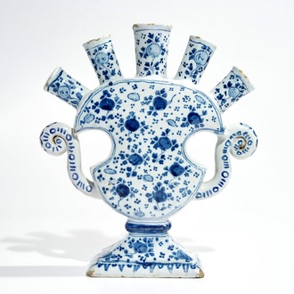 Een blauwwitte Delftse tulpenvaas met floraal decor, 18e eeuw