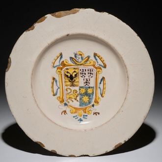 Een wapenschotel in Italiaanse majolica, Faenza, 17e eeuw