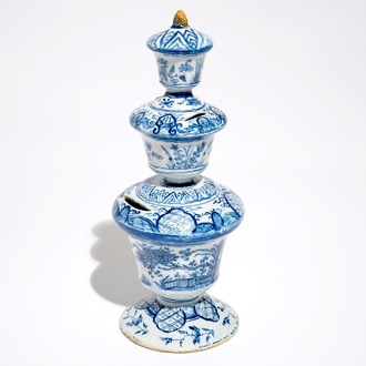 Een grote blauwwitte Delftse spaarpot met polychrome knop, 1e helft 18e eeuw