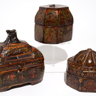Drie beschilderde papier maché dozen, wellicht India, 19e eeuw