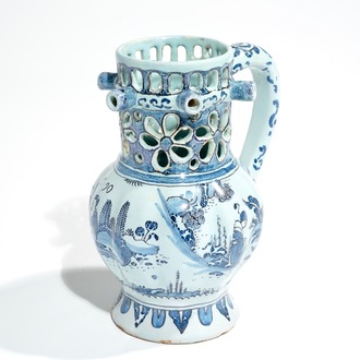 Een Delftse fopkan met chinoiserie decor in blauwwit en mangaan, gedat. 1690