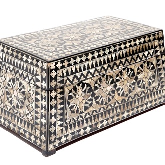 Een trapezoïde doos met parelmoer inlegwerk, wellicht Gujarat, Mughal India, 18/19e eeuw