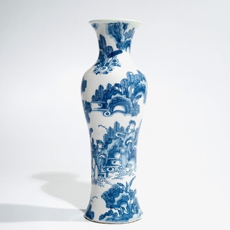 Een blauwwitte Delftse vaas met chinoiserie decor, 2e helft 17e eeuw