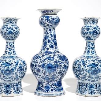 Drie blauwwitte Delftse knobbelvazen met vogels op millefleur decor, 18e eeuw