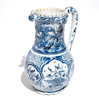 Een blauwwitte fopkan met chinoiserie decor, Delft of Rotterdam, gedat. 1734