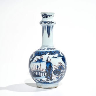 Een flesvormig Delfts vaasje met chinoiserie decor in blauwwit en mangaan, 2e helft 17e eeuw
