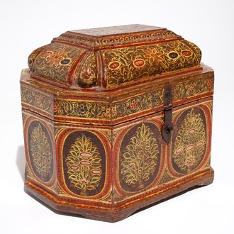 Een grote beschilderde papier maché en houten kist met vakverdeling, Qajar, Iran, 19e eeuw