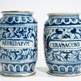 Een paar grote blauwwitte albarelli met "A foglie" decor in Antwerpse majolica, 16e eeuw