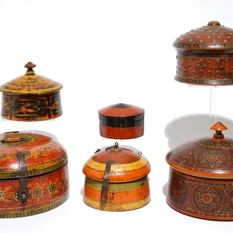 Zes polychroom beschilderde houten dekseldozen met beslag, India en Afghanistan, 19/20e eeuw