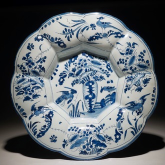 Een blauwwitte Delftse plooischotel met chinoiserie decor, 2e helft 17e eeuw