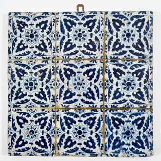 Een veld van 9 blauwwitte ornament tegels, 1e helft 17e eeuw