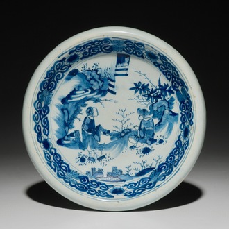 Een blauwwitte ondiepe kom met chinoiserie decor, Nevers, Frankrijk, 2e helft 17e eeuw