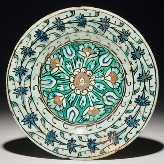 Een Iznik bord met ornamentaal decor, Turkije, 1e helft 17e eeuw