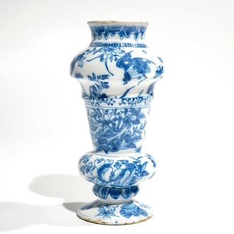 Een blauwwitte Delftse chinoiserie vaas, 2e helft 17e eeuw
