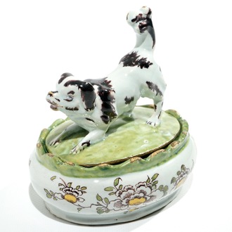 Een polychrome Delftse botervloot met een hond, 18e eeuw