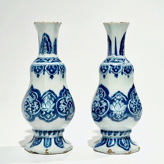 Een paar blauwwitte Delftse vaasjes, 17e eeuw