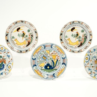 Vijf polychrome Delftse borden, 18e eeuw