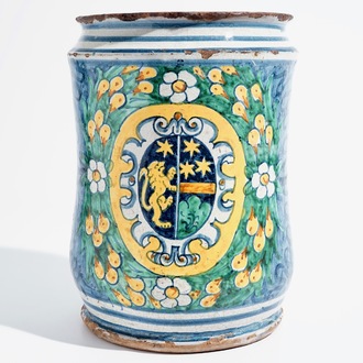 Een zeer grote albarello in Italiaanse majolica, Deruta, 17e eeuw