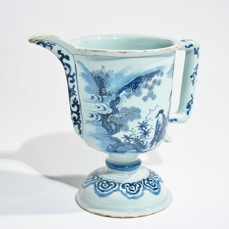 Een blauwwitte Delftse helmkan met chinoiserie decor, 2e helft 17e eeuw